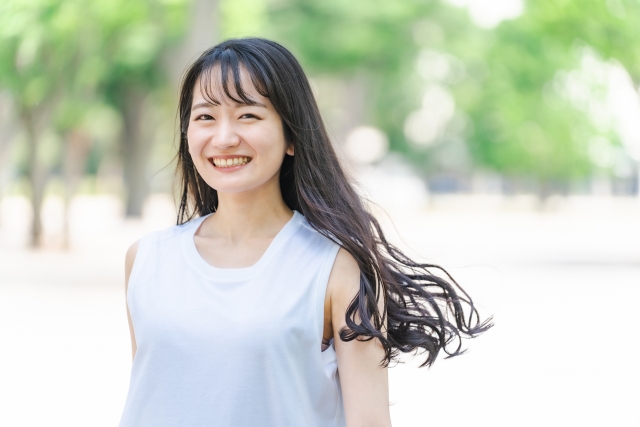 髪がキレイな笑顔の女性